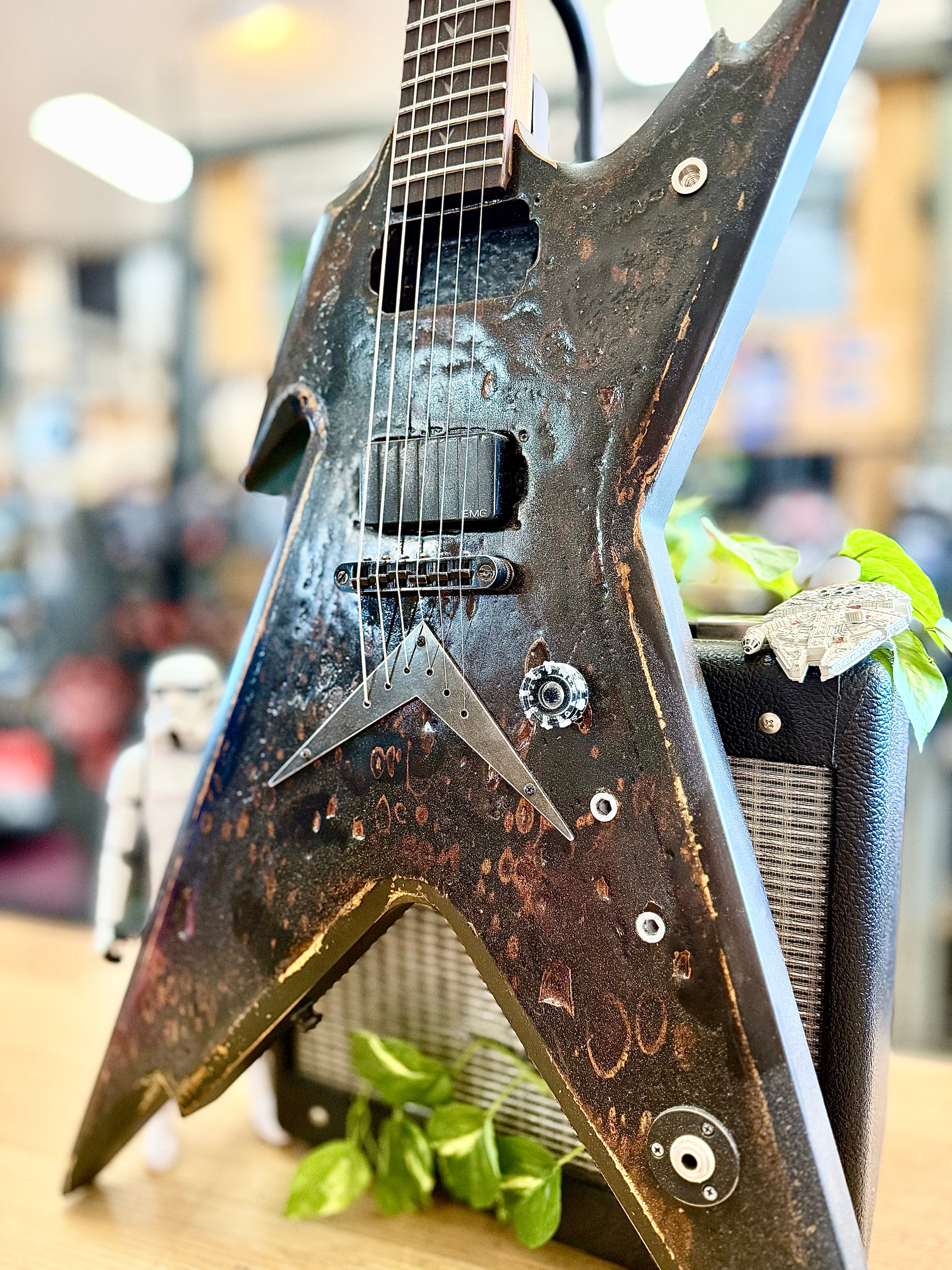 Dean Guitars | Leadbetter Rabid Dog Relic |Razorback X | Melted Black Battle Relic Dean Guitars | Leadbetter Rabid Dog Relic |Razorback X | Melted Black Battle Relic